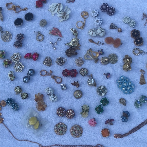 Assorted pins, clip on earrings, necklace, - Picture 3 of 3